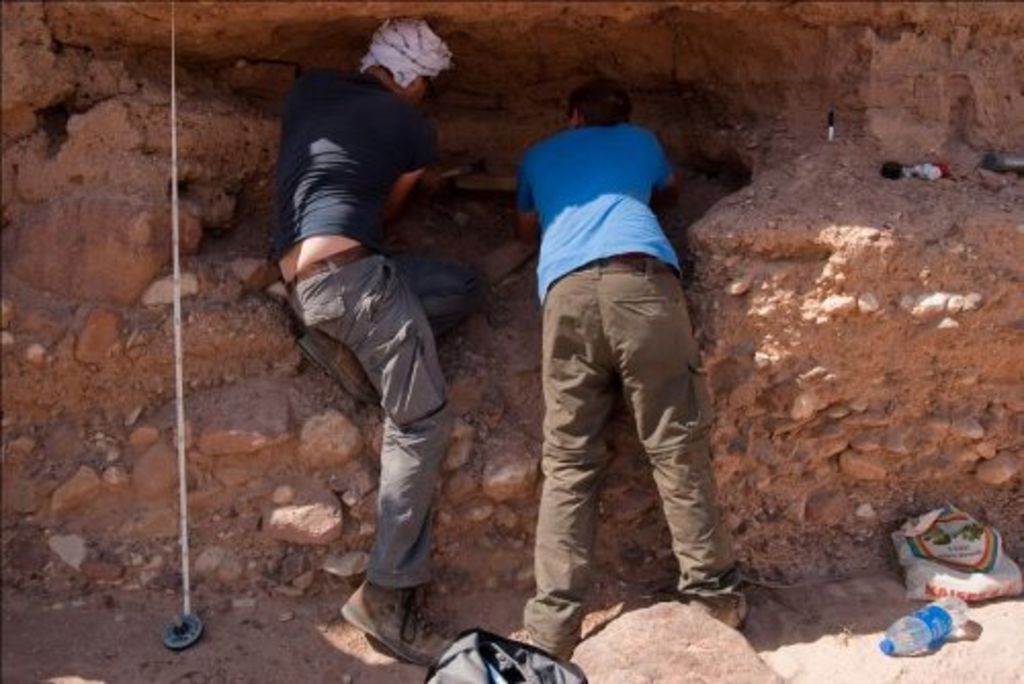 Fig. 25: The Brains in action: Brian Beckers and Nils Rhensius sampling in the Bayda area (photo: K. Petrovszky)