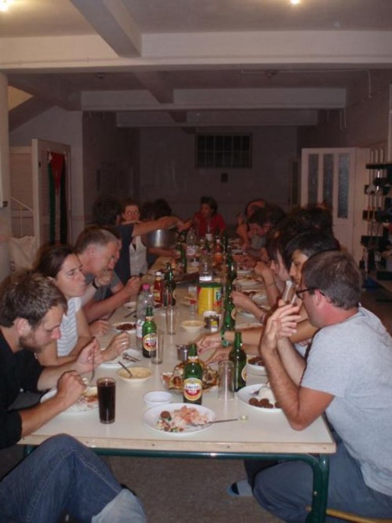 Fig. 31: Quite a dinner table. The teams from Petra and Gadara (photo: M. Dehner)