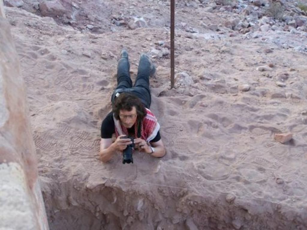 Fig. 40: Is it a bird? Is it a plane? No, it’s Bernhard Kolb taking a picture from high above the trench (photo: S. Hoffmann)