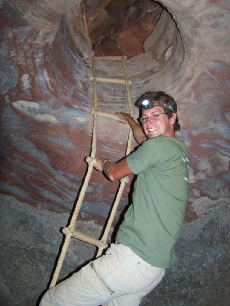 Fig. 41: Sebastian Hoffmann entering the rock-cut cistern with a rope ladder (photo: Th. Kabs)