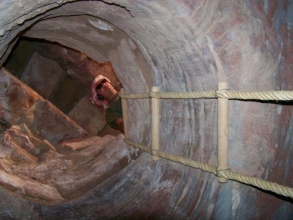 Fig. 42: Thomas Kabs securing the rope ladder on top of the rock-cut cistern (photo: S. Hoffmann)