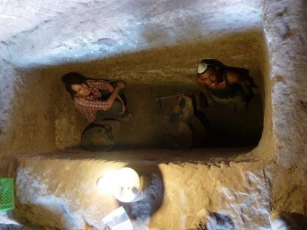 Fig. 45: Lucy Wadeson and Saher Mohammed cleaning a pit grave (photo: S. G. Schmid)