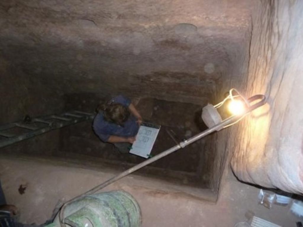 Fig. 46: Maxi Haufe drawing structures inside a pit grave (photo: S. G. Schmid)