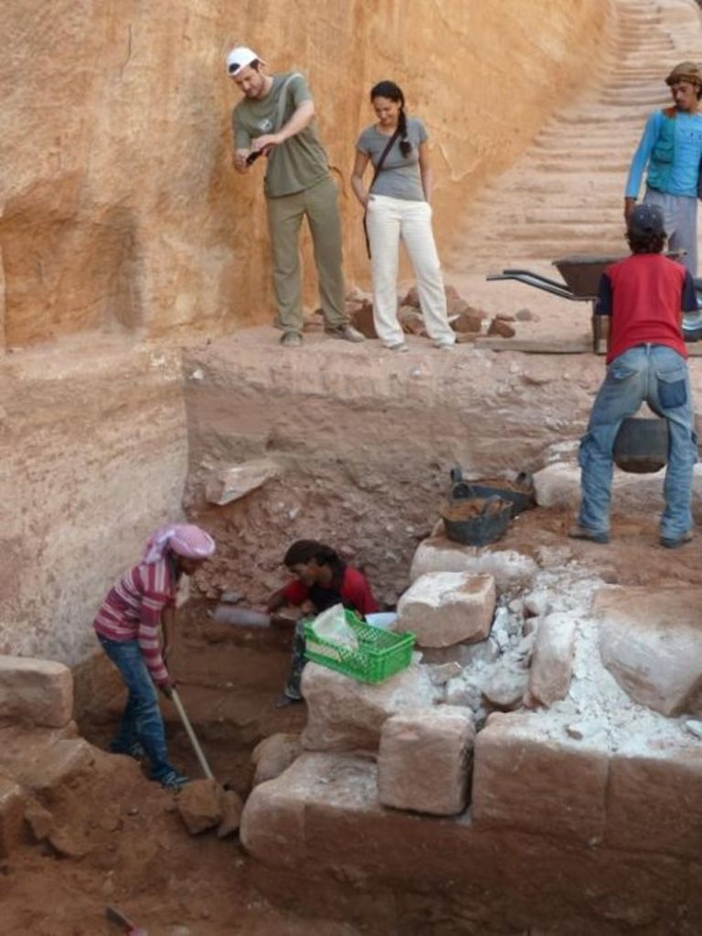 Fig. 48: Pascal Wirth and Yvonne De La Rosa documenting freshly found structures (photo: S. G. Schmid)