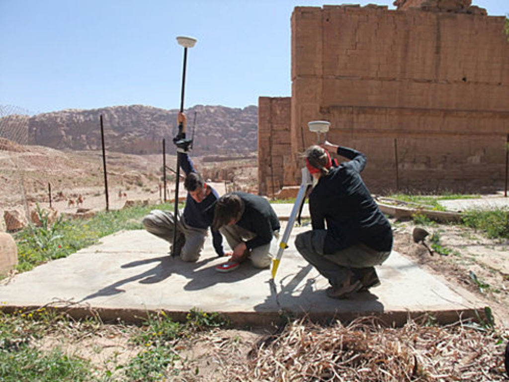 Will Kennedy, Guido Teltsch and Maxie Maria Haufe while installing the Leica satellite system (photo: A. Barmasse)