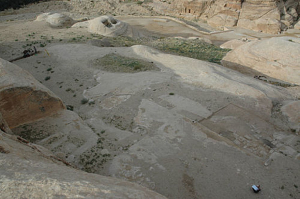 View from the rock onto the two terraces (left: southern, right: northern) in front of the Aslah trclinium (photo: L. Gorgerat)