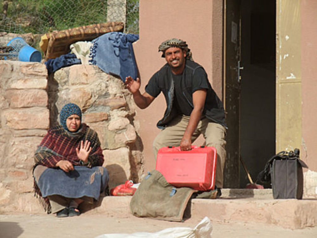 Aziza and Suleyman packing up the donkeys with the Leica satellite system (photo: A. Barmasse)