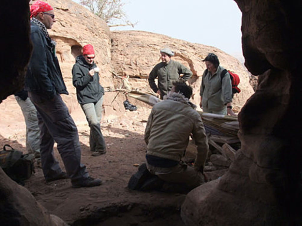 The complete Umm el-Biyara survey group in front of the cave (photo: A. Barmasse)