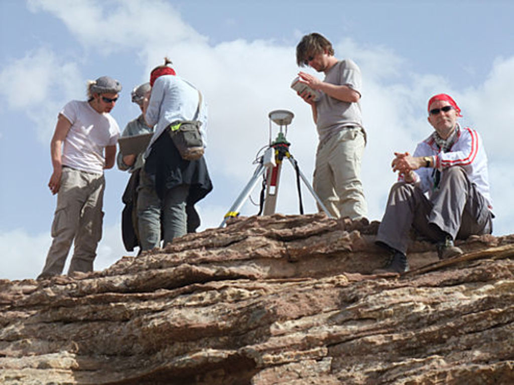 Once again, setting up the Leica satellite system on Umm el-Biyara (photo: A. Barmasse)