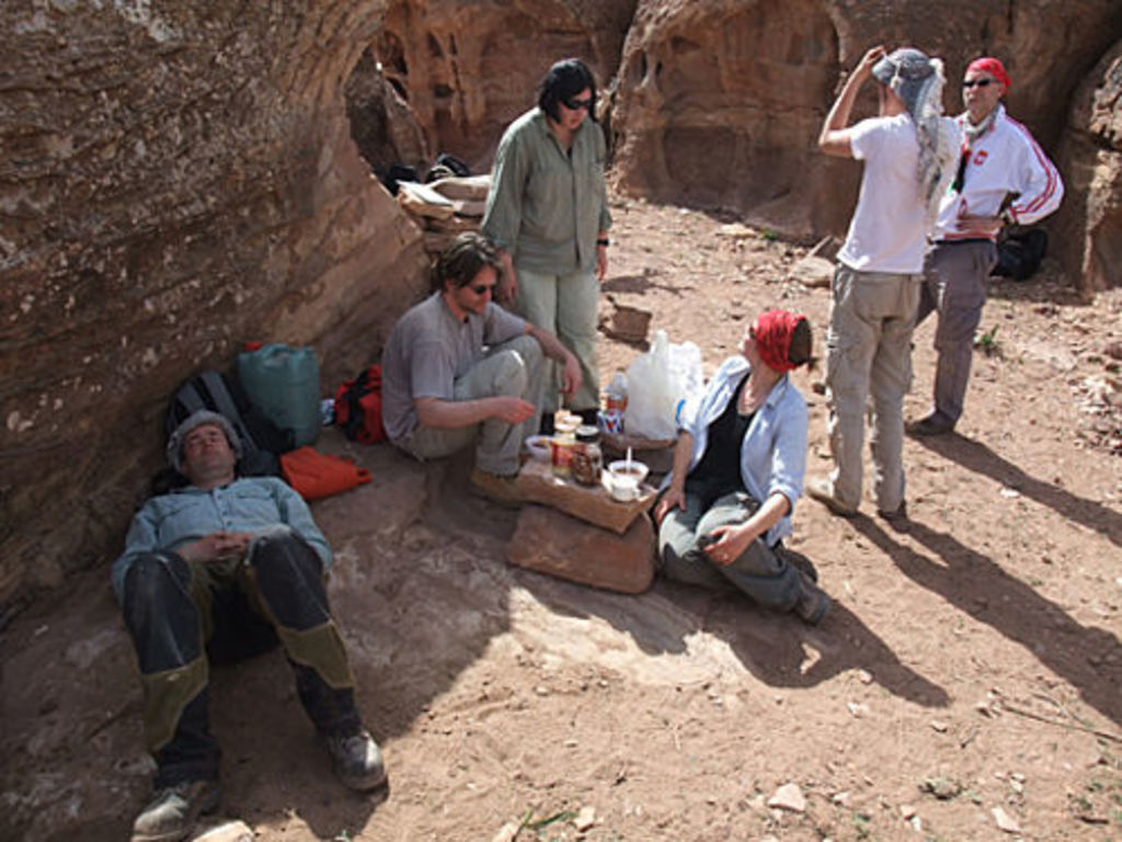 The Umm el-Biyara team is having a morning tea break (photo: A. Barmasse)