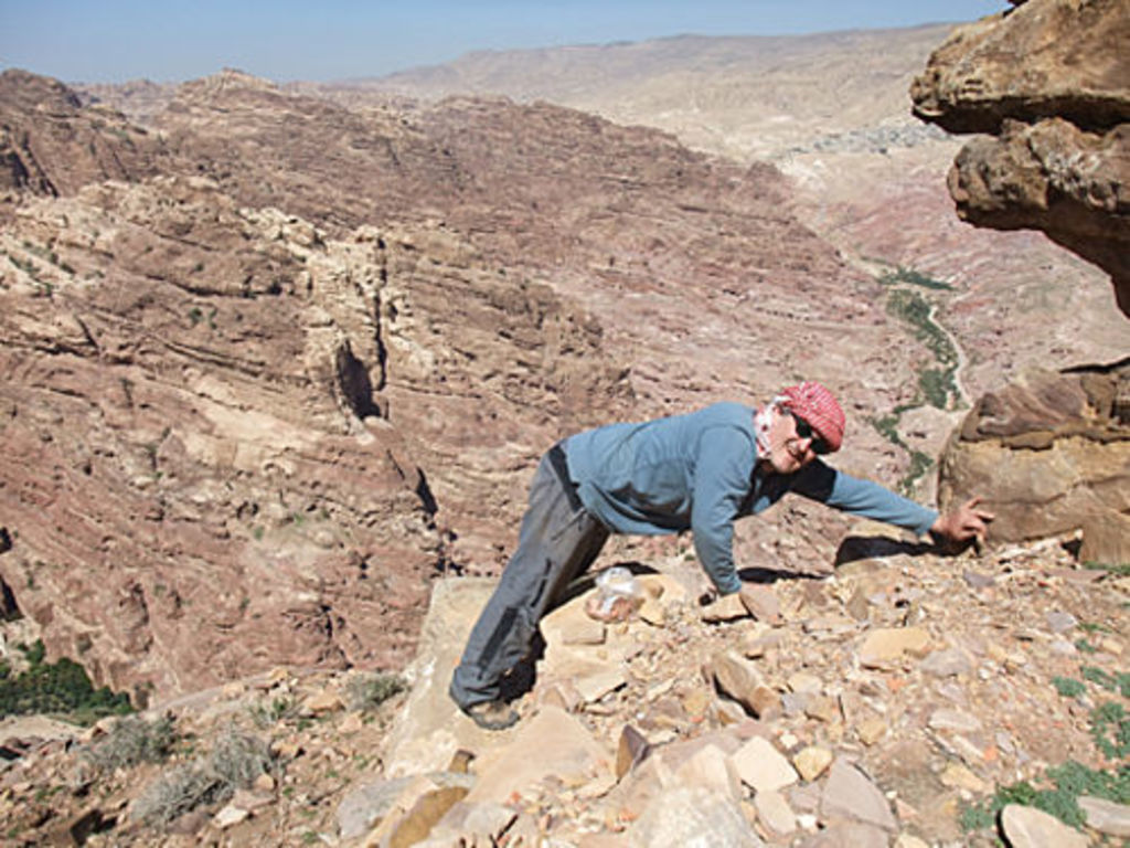 André Barmasse standing on the edge of the hypocaust heating system and collecting sherds (photo: S. G. Schmid)