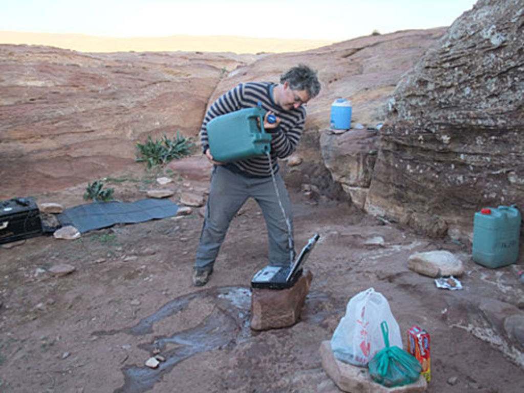 Thoroughly washing the Panasonic Toughbook .. (photo: S. G. Schmid)