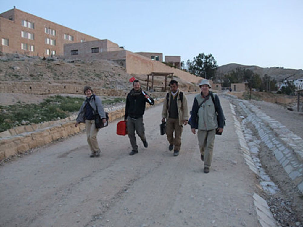 Wiltrud Wenning, Marco Dehner, Laurent Gorgerat and Robert Wenning walking through the Bab es-Siq (photo: A. Barmasse)