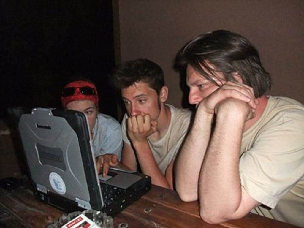 Maxie Maria Haufe, Will Kennedy and Guido Teltsch deciding whether the spots in the computer are metric ones or simply ants (photo: A. Barmasse)