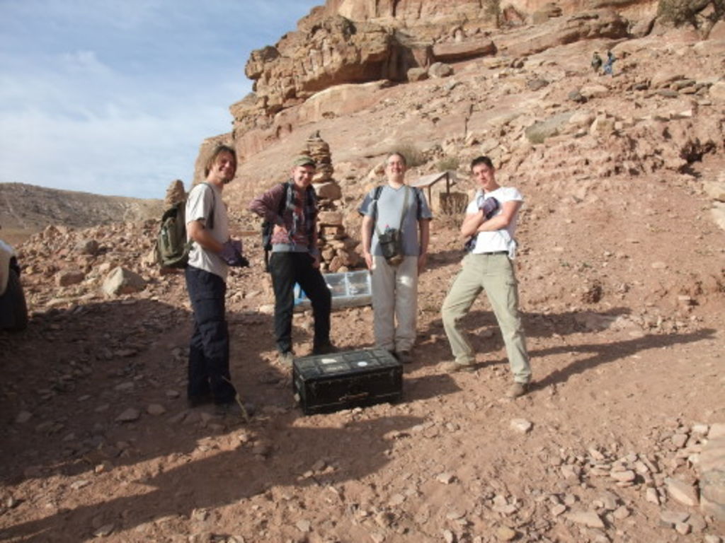 Fig. 8: Guido Teltsch, Nils Rhensius, André Barmasse and Will Kennedy with the chest at the foot of the steps of Umm el-Biyara.