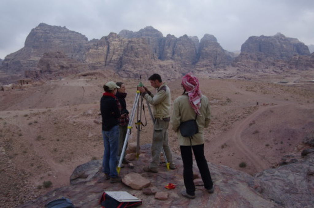 Fig. 11: Nadine Bürkle, Jana Falkenberg, Will Kennedy and Bernhard Kolb setting up a reference station near Wadi al-Farasa.