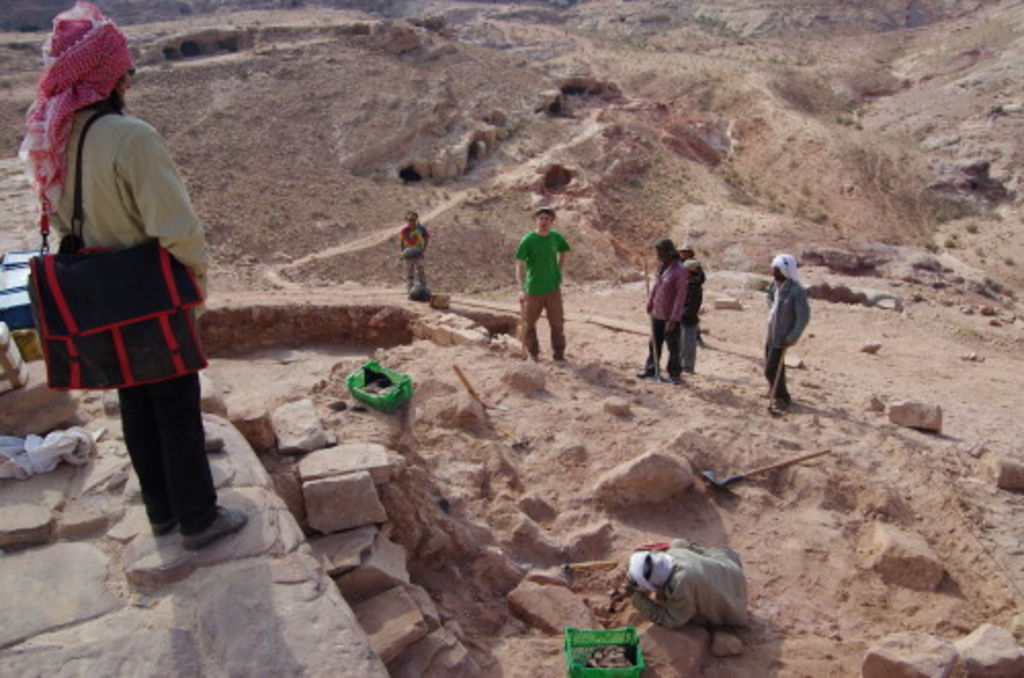 Fig. 15: Standing on top of the wall, Bernhard Kolb inspects the trench of Robert Haas-Zens and gives usefull advice.