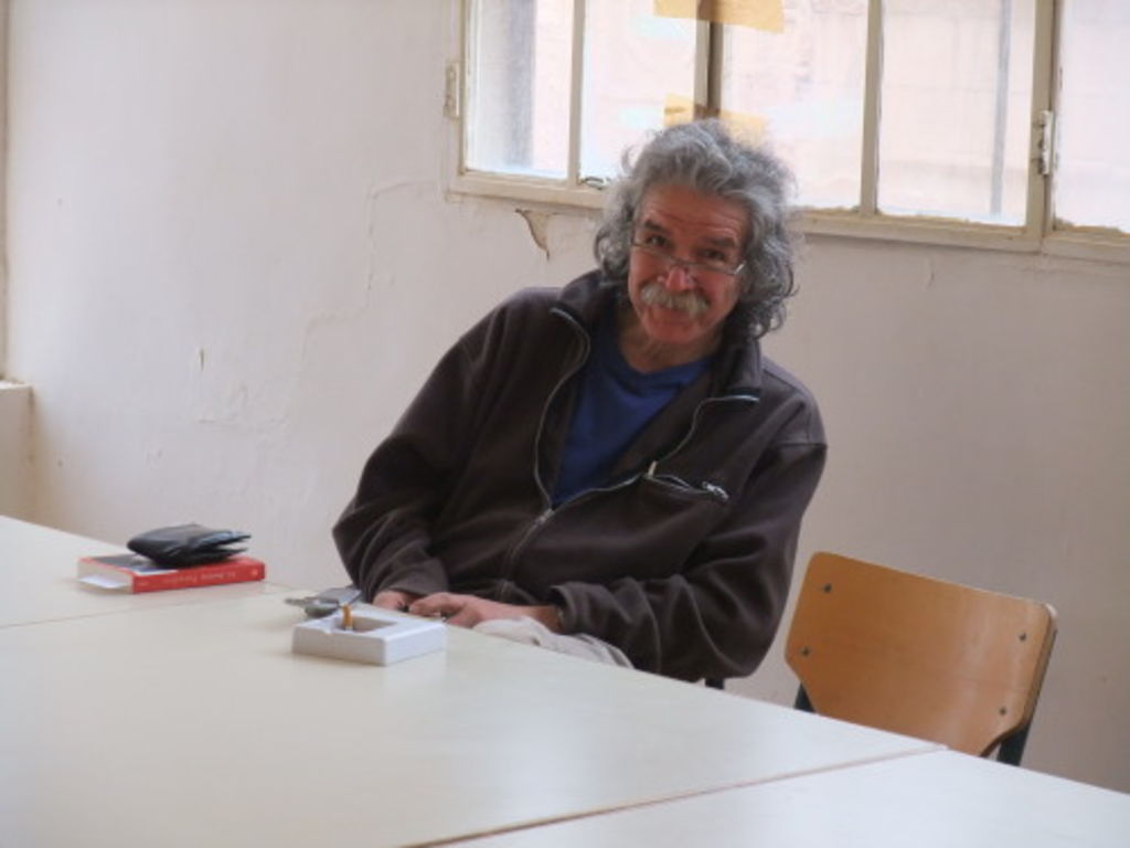 Fig. 19: photographer Andreas F. Voegelin relaxes at Nazzal’s camp and enjoys a good book and an even better cigarette.