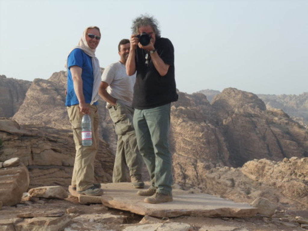 Fig. 30: Andreas F. Voegelin visits the team on Umm el-Biyara to take overview pictures of the city area (unfortunately the weather conditions were too dusty for it).