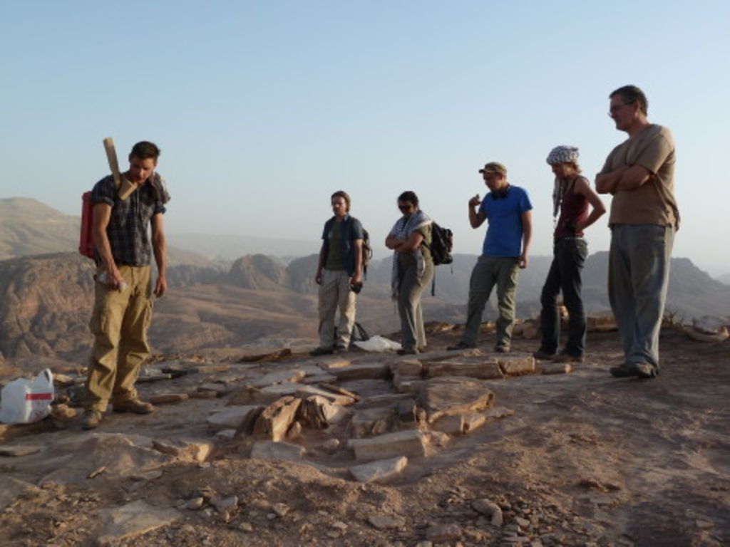 Fig. 33: The team on Umm el-Biyara listening to the explanations of Will „Ghostbuster“ Kennedy.