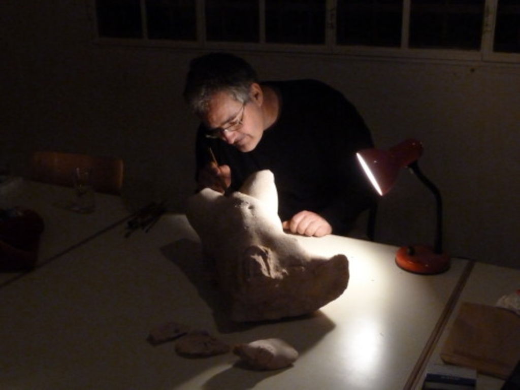 Fig. 44: André Barmasse cleaning the newly found torso with a professional hand – even at delicate places.