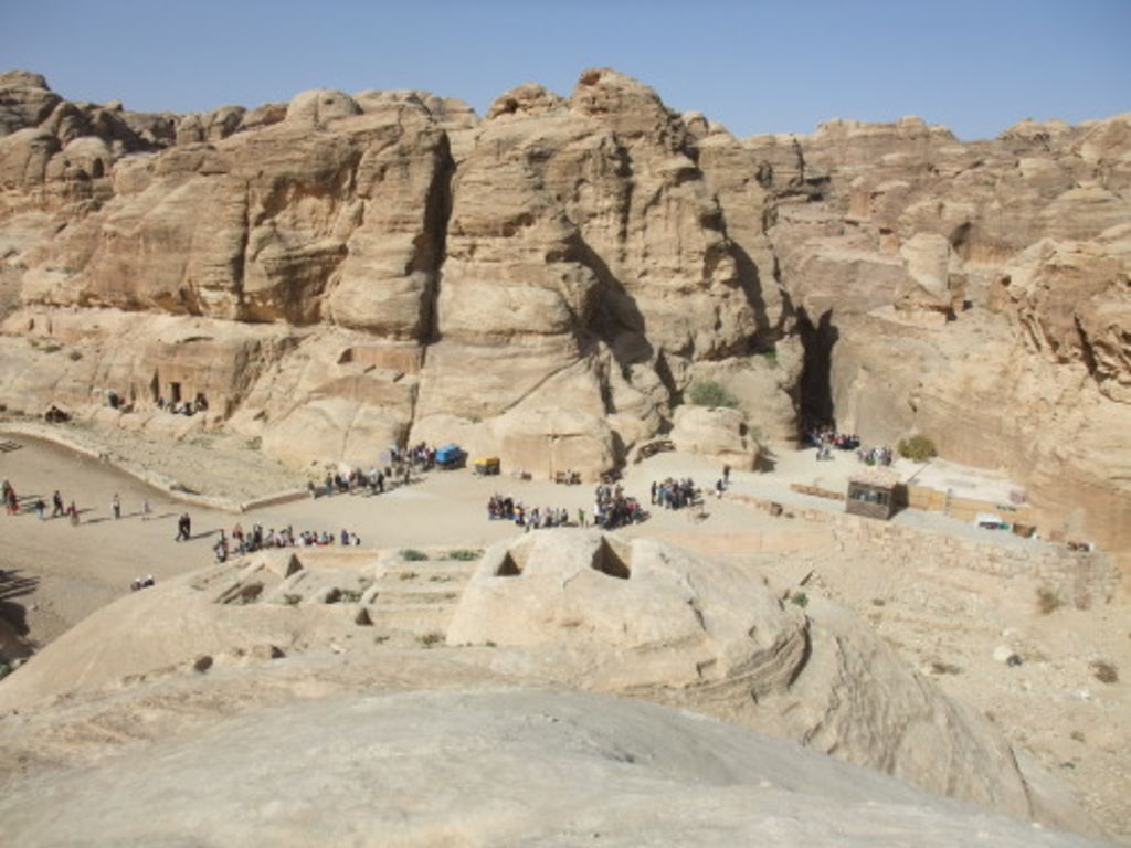 Fig. 50: View from the Aslah plateau towards the Bab es-Sik with a lot of tourists.