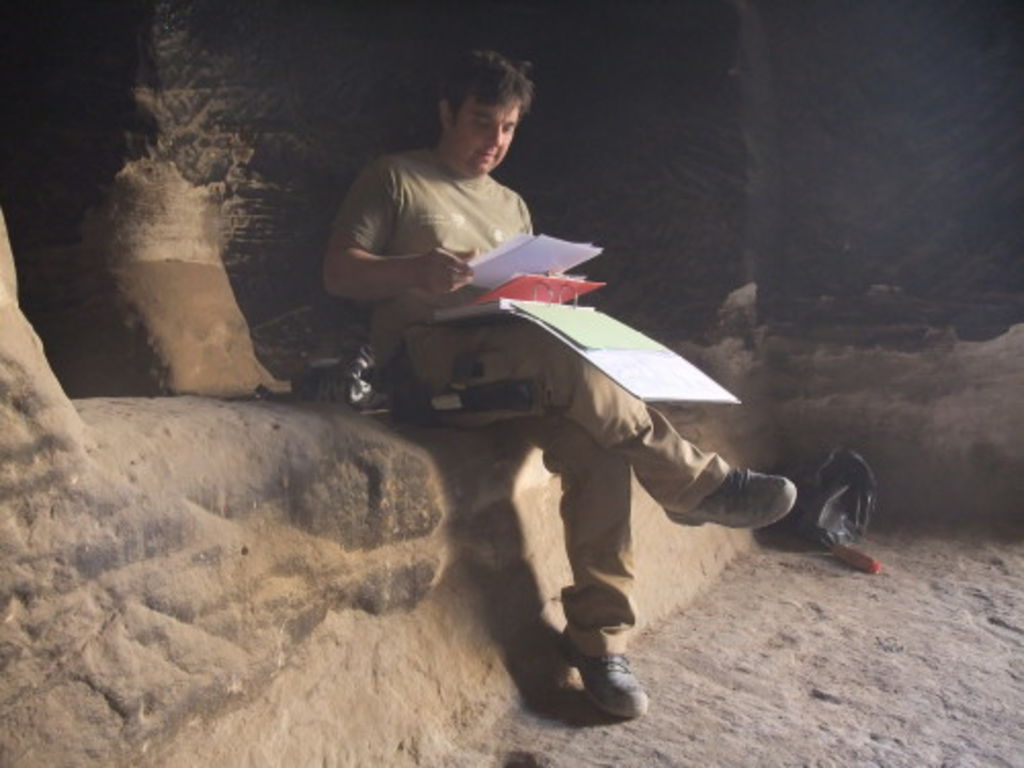 Fig. 56: Laurent Gorgerat, co-director of the Aslah excavations, studying the documentation.