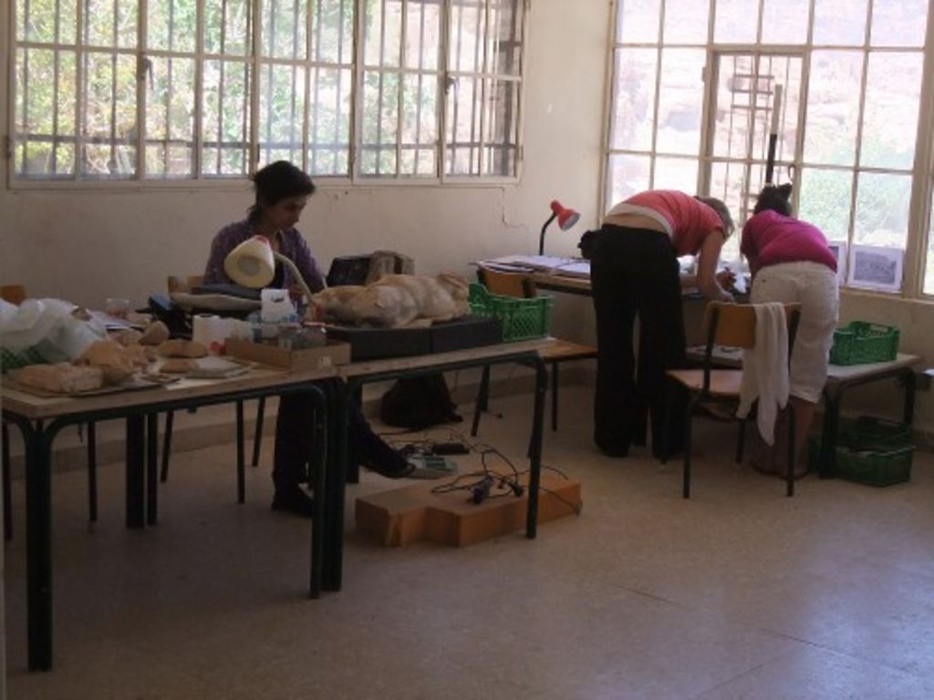 Fig. 60: Karin Petrovsky working at the computer, while Lucy Wadeson and Émilie Prost are glancing at their newly found pottery.