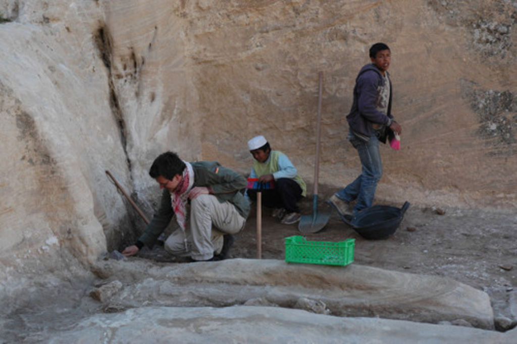 Fig. 66: Sebastian Hoffmann leading an excavation group in front of the Aslah complex.