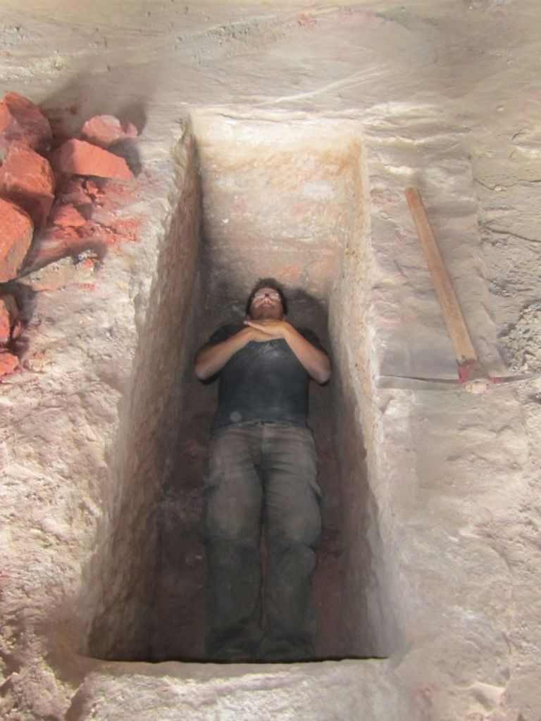 Fig. 73: Some kind of experimental archaeology at the Khubta tombs.