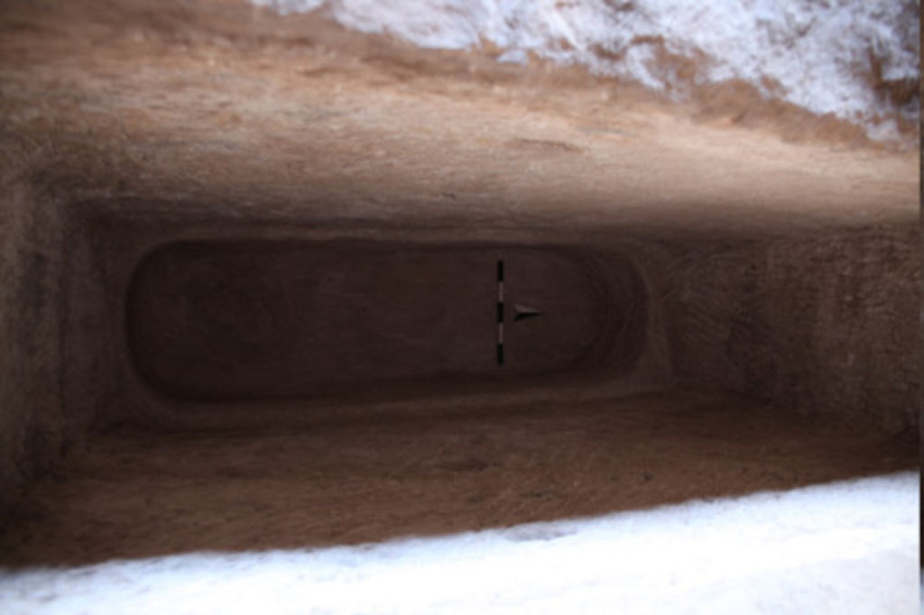 Fig. 75: View into the shaft grave inside the Aslah tomb chamber.