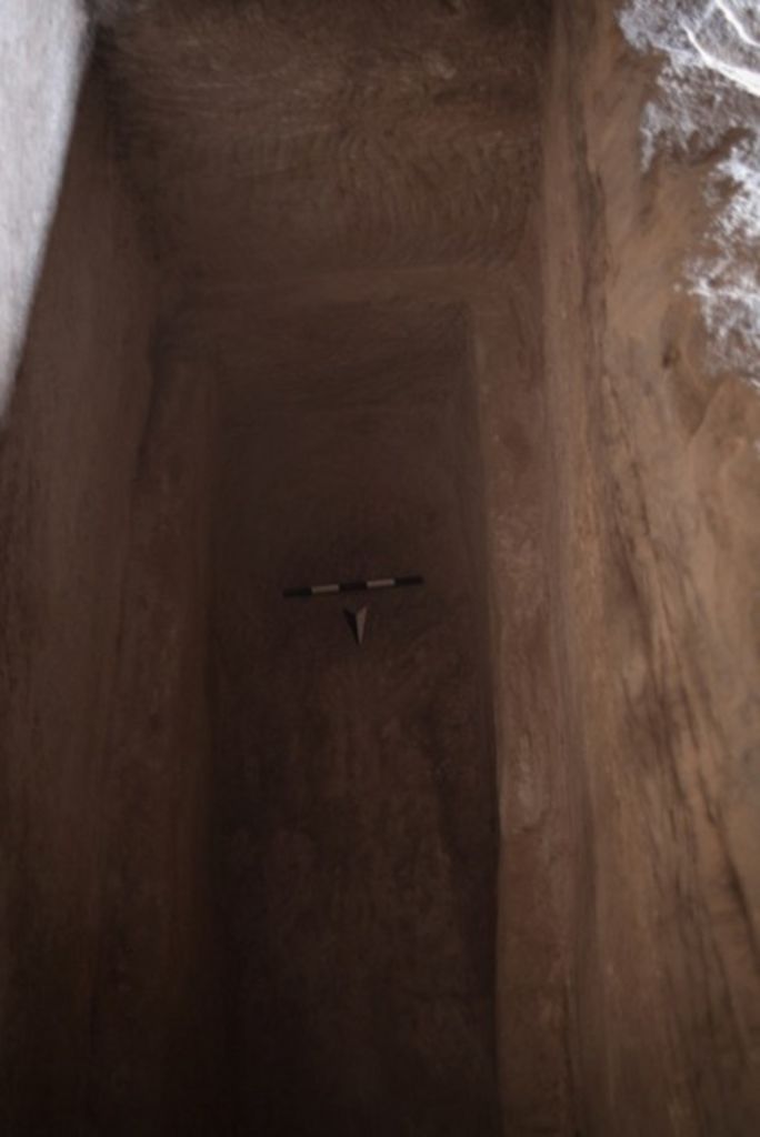 Fig. 83: View into the shaft grave in front of the central niche of the Aslah tomb.