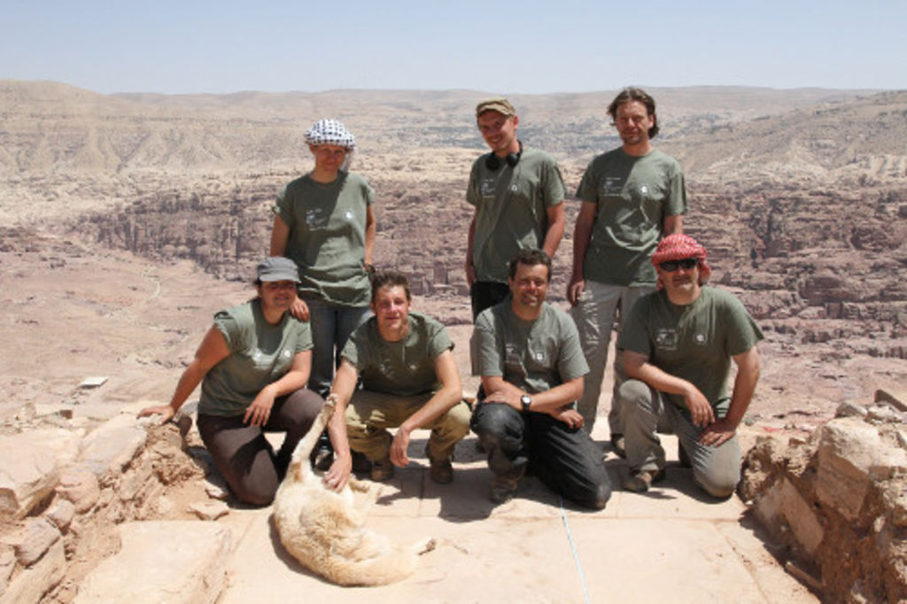 Fig. 95: photo of the Umm el-Biyara team (copyright by Magnus Roth).