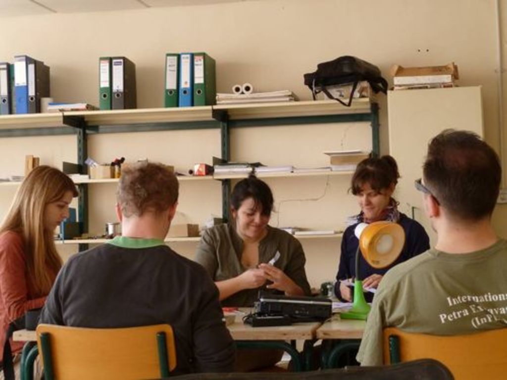 Fig. 14: Lydia Kappa, Jan Reimann, Polly Agoridou, Nadine Bürkle and Thomas Kabs (from left) getting the paper stuff for fieldwork documentation ready.