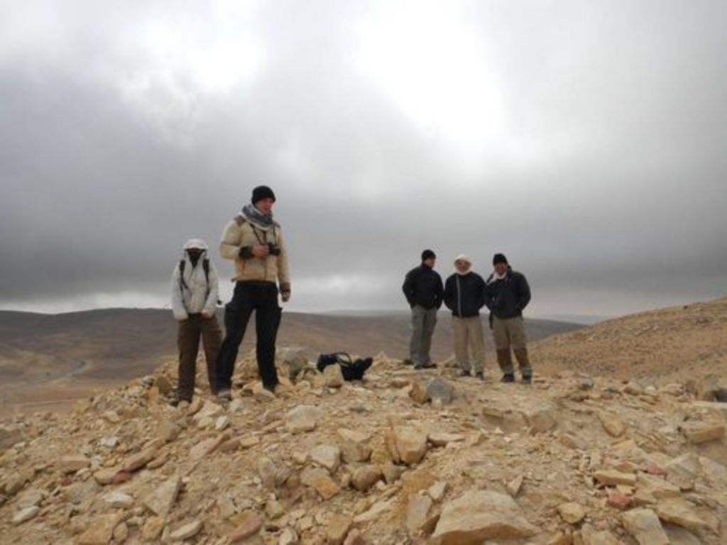 Fig. 32: Jana Falkenberg, Will Kennedy, Rolf Egli, Christoph Schneider and Laurent Gorgerat (from left), trying to resists to the cold on a site above Rajif.