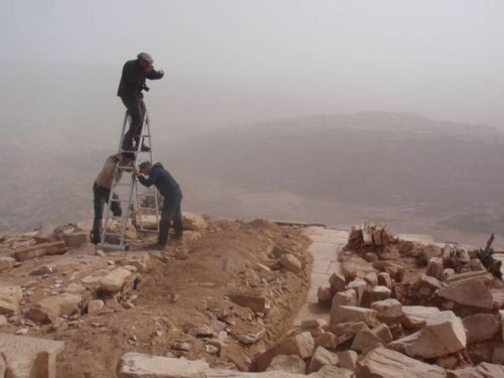 Fig. 36: Always a challenge, taking photographs close to the cliff at Umm al-Biyara. You better chose students to hold the ladder whom you didn’t give too bad grades during the past term ...