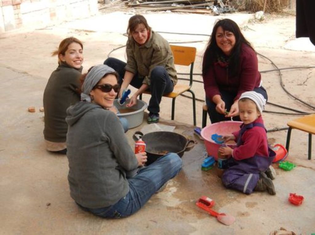 Fig. 49: Lydia Kappa, Caroline Huguenot, Nadine Bürkle, Polly Agoridou and Bérénice Schmid (from left) washing pottery.