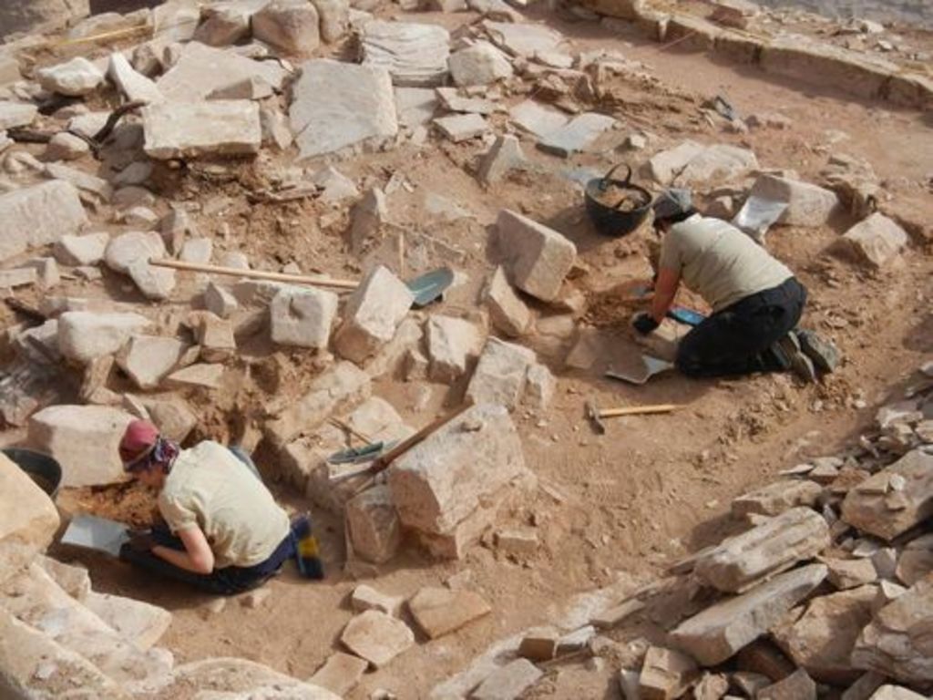 Fig. 52: Nadine Bürkle (left) and Polly Agoridou in the middle of earthquake debris within the bathing installation on Umm al-Biyara.