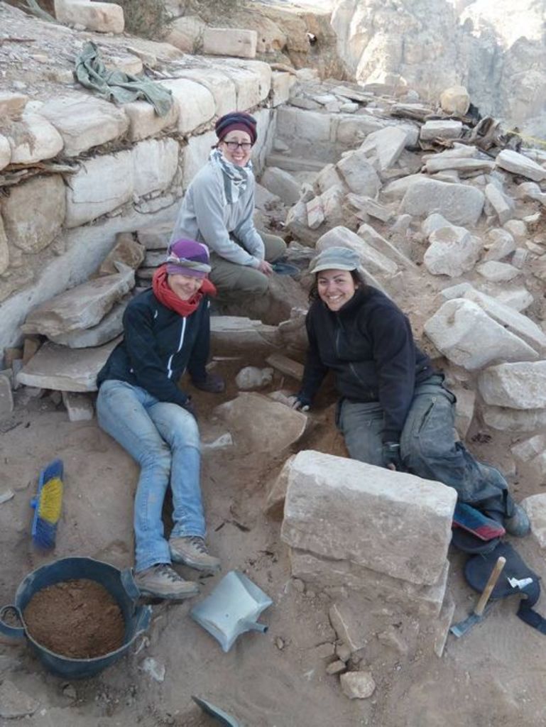 Fig. 53: Nadine Bürkle, Jana Falkenberg and Polly Agoridou (from left) with fragments of freshly discovered marble statues (centre).