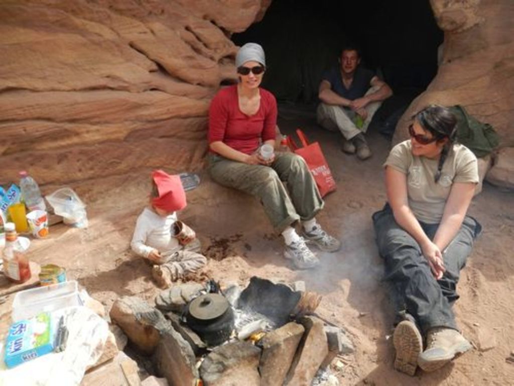 Fig. 59: Like the Flintstones: Bérénice Schmid, Caroline Huguenot, Will Kennedy and Polly Agoridou (from left) in front of the cave on Umm al-Biyara.