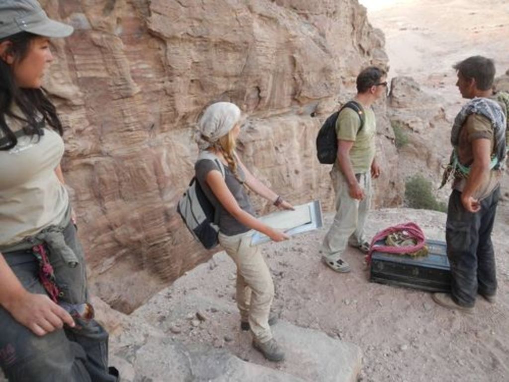 Fig. 78: Polly Agoridou, Lydia Kappa, Thomas Kabs, the black box and Will Kennedy (from left) on their final way down from Umm al-Biyara.