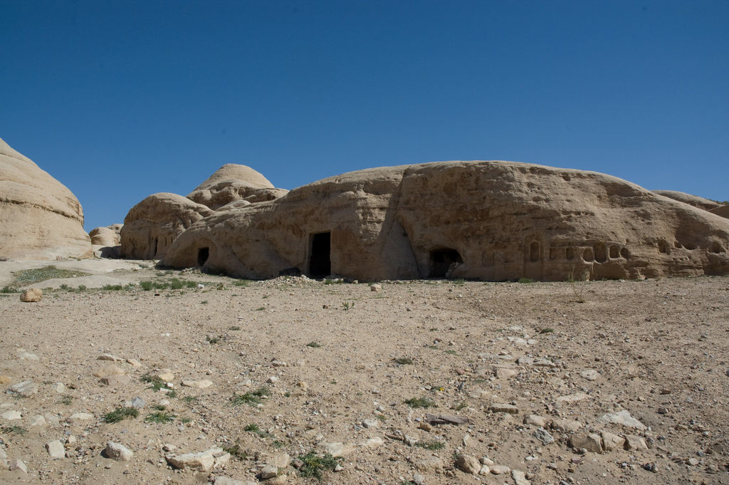 Bab as-Siq. The Aslah-triclinium from the south-west (photo: L. Gorgerat)