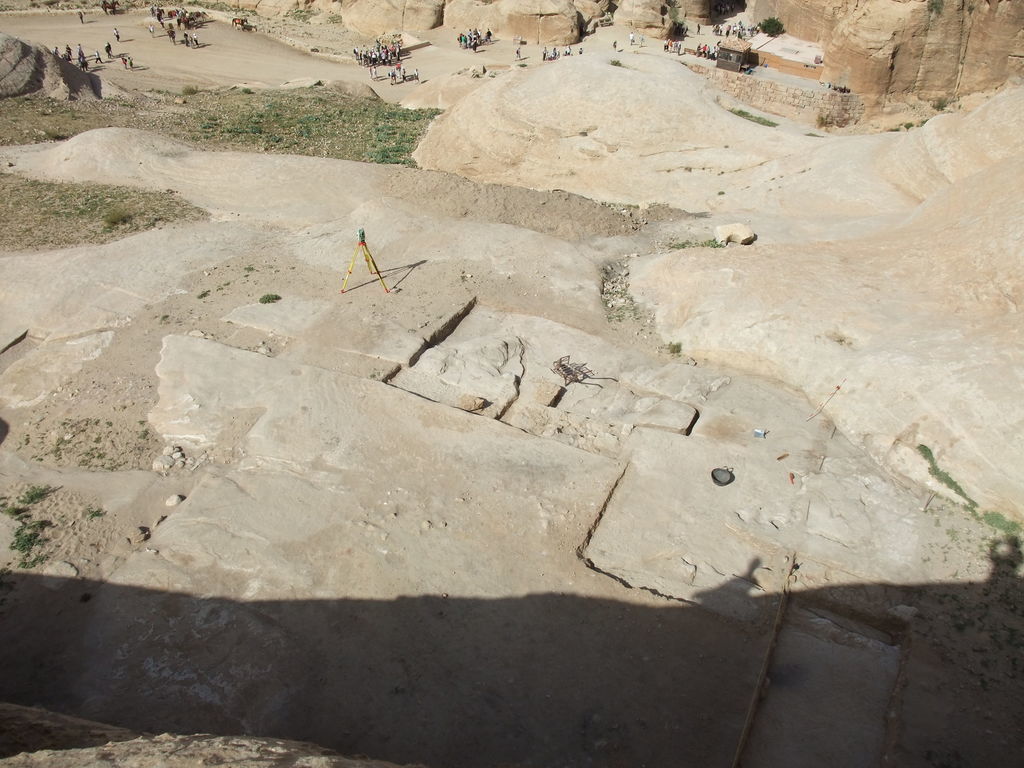 Bab as-Siq. View over the Aslah-triclinium-complex towards the entrance of the Siq (photo: A. Barmasse)