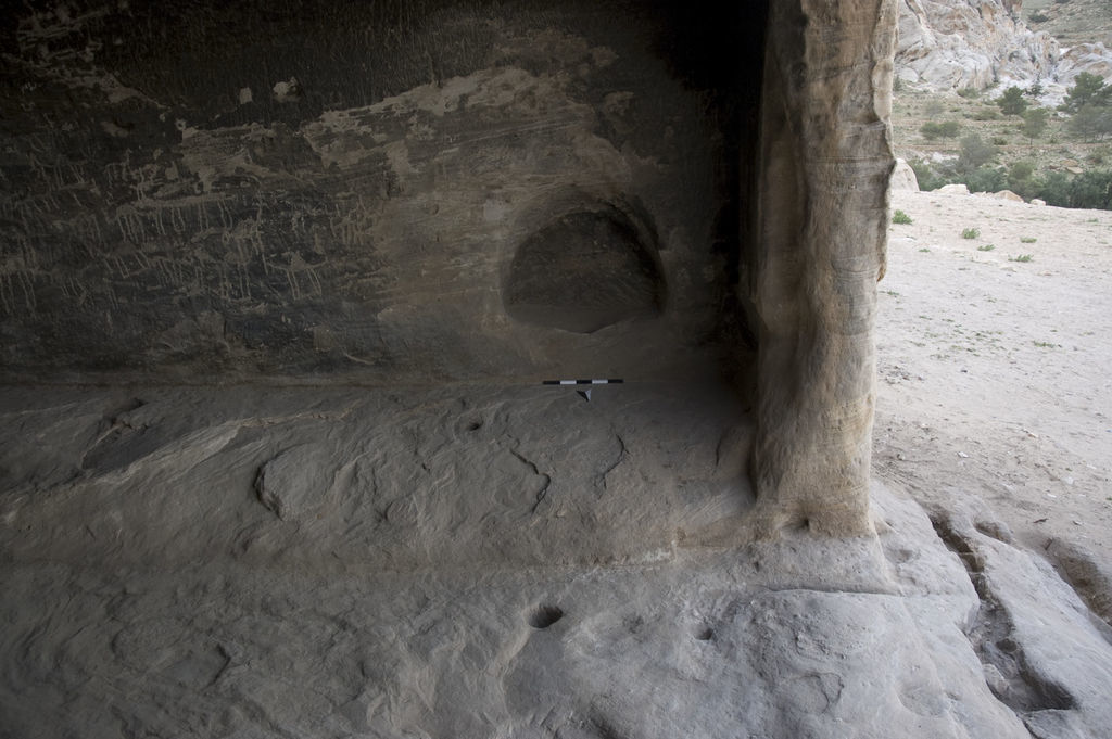 Fig. 8: Southern Terrace. Triclinium of Aslah (D.17). Southern bench with step and the niche basin (photo: L. Gorgerat)