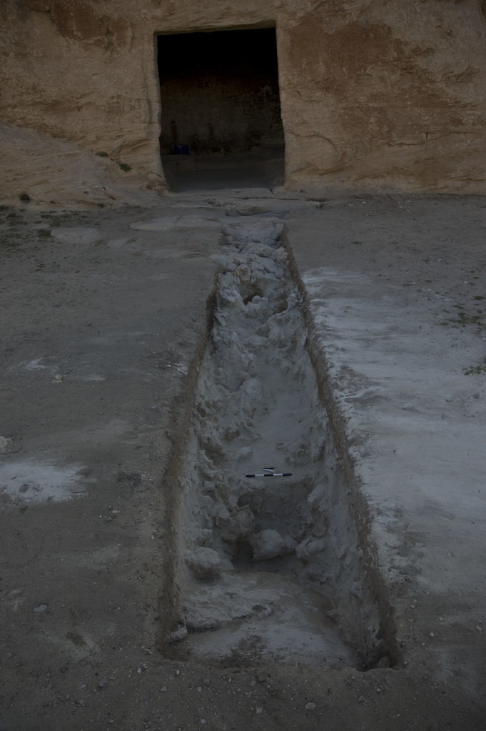 Fig. 10: Southern Terrace. Sounding S 2 in front of the triclinium of Aslah (photo: L. Gorgerat)