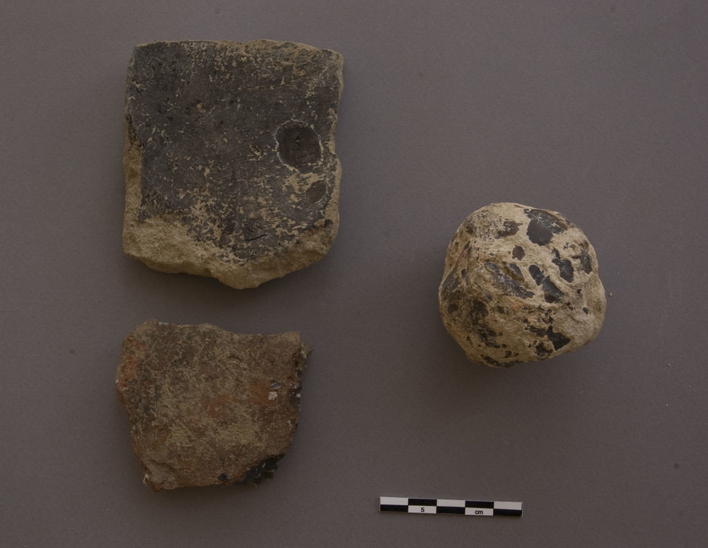 Fig. 14: Medieval pottery and ballista from sounding S 6 (photo: L. Gorgerat)