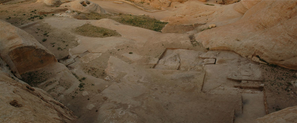 Fig. 15: Bab as-Siq. Panoramic view of the Northern Terrace from the east (photo: L. Gorgerat)