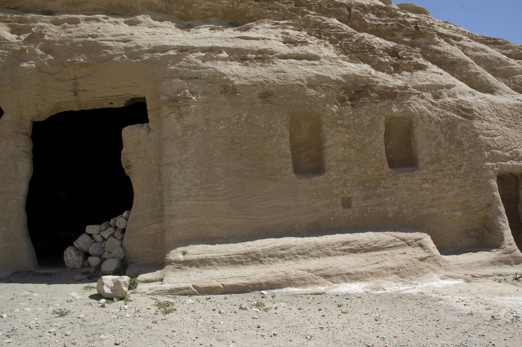 Fig. 16: Northern Terrace. Entrance of tomb Br. 24 with abutments of arches (photo: L. Gorgerat)