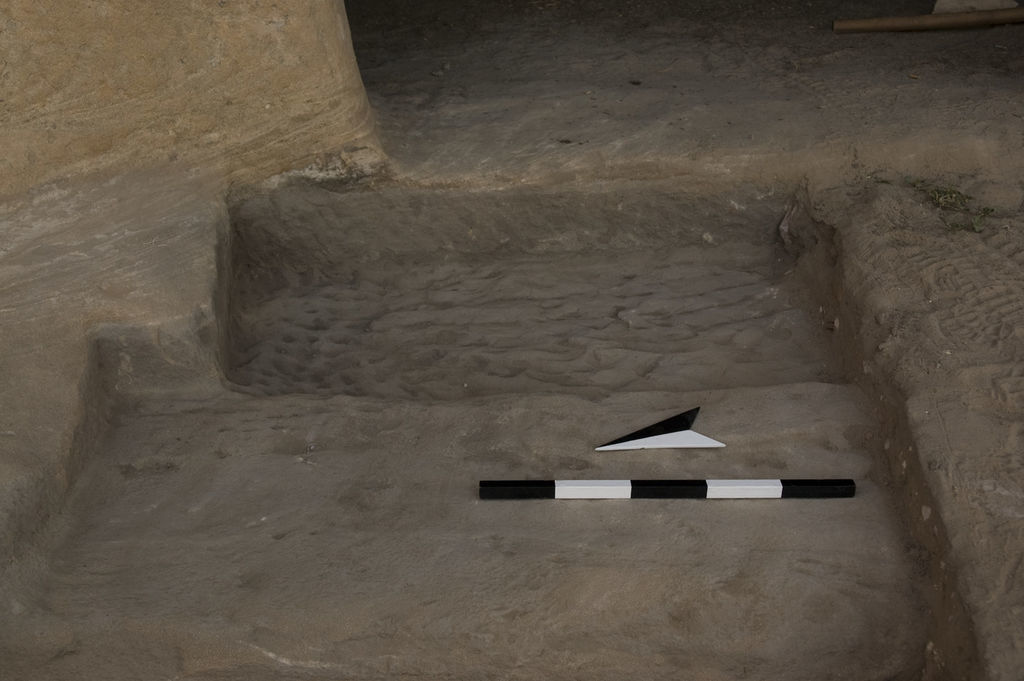 Fig. 22: Northern Terrace. Threshold of Tomb Br. 24 (photo: L. Gorgerat)