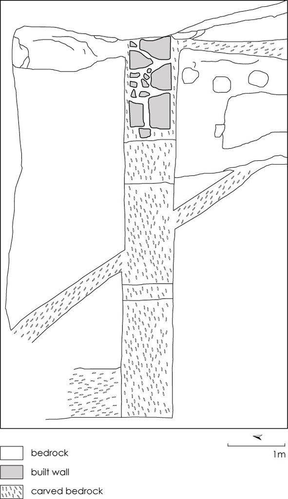 Fig. 26: Northern Terrace. Sounding S 4 with wall 2, rock-cut foundation and channel (photo: L. Gorgerat)